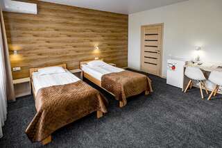 Отель Rooms Hotel Винница Улучшенный двухместный номер с 2 отдельными кроватями-1